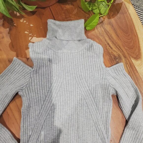 New Simplee Cold-Shoulder Ribbed Turtleneck Sweater In Light Gray - Picture 5 of 7